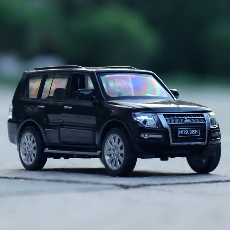 1:32 Mitsubishi PAJERO Alloy Car Model Diecasts Metal Toy Vehicles Car Model Simulation Sound and Light Collection Toy Gift