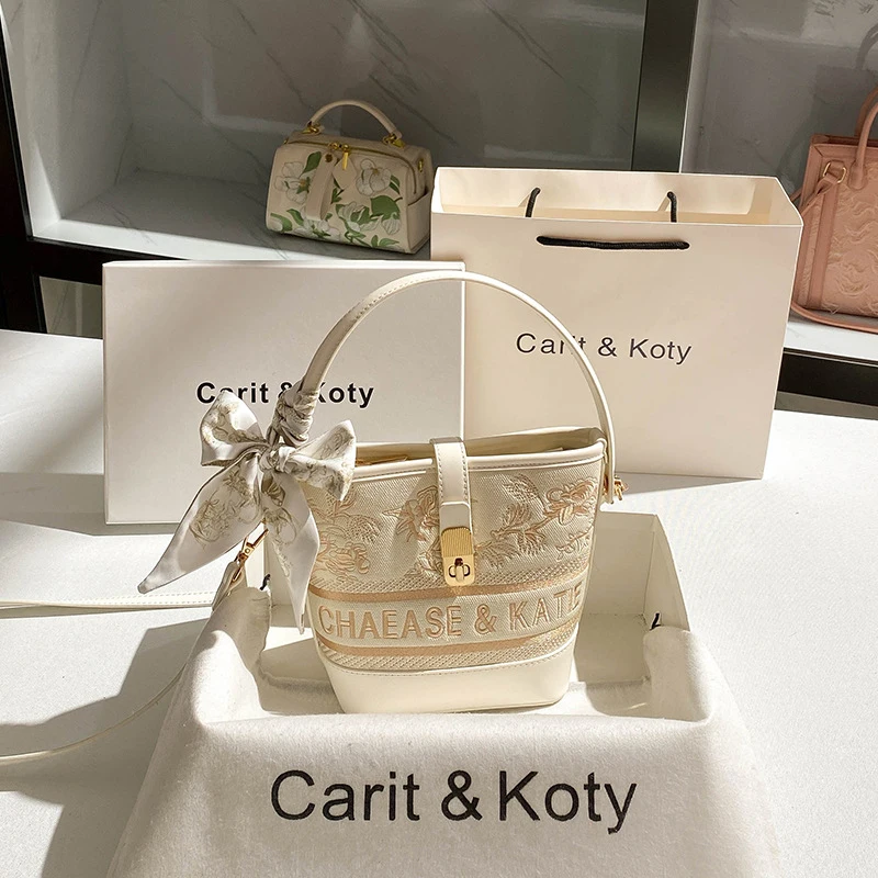 

Сумка-ведро в китайском стиле с тяжелой вышивкой, премиальным дизайном и контрастными цветами.