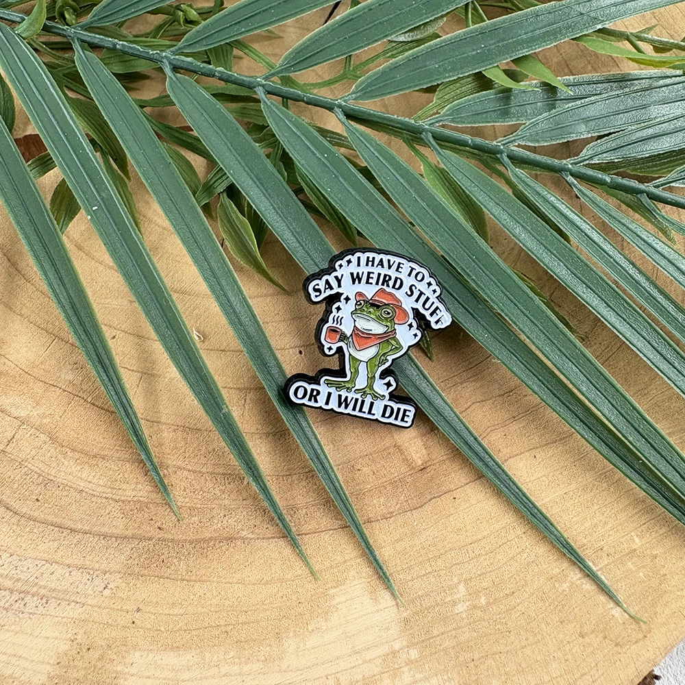 Lustiger Cowboy-Frosch Emaille-Pin „Ich muss seltsame Dinge sagen, sonst sterbe ich“ Brosche, seltsames Humor-Abzeichen, niedlicher Tierfreunde-Schmuck, Geschenk – Detail 11