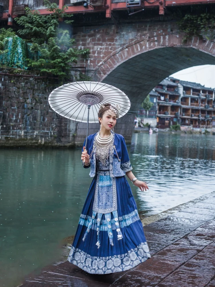 Guizhou Miao 소수민족 의류, 동일한 스타일 원피스 넘어선 Miao S 소녀, Yunnan Dong Yao 국적