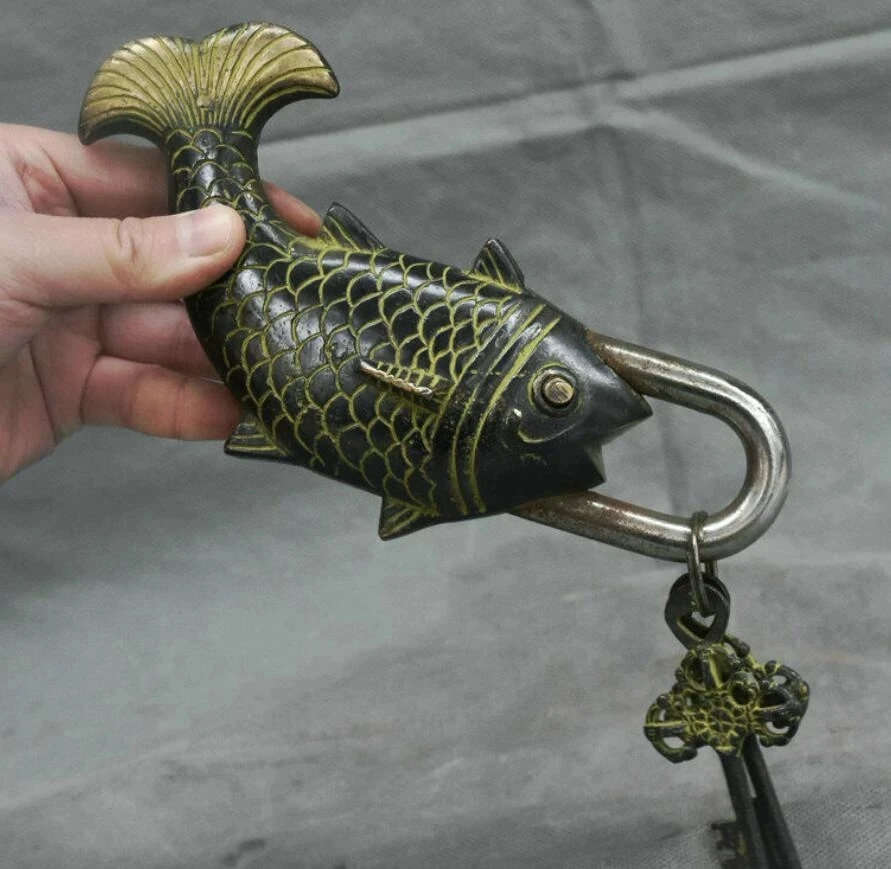 

7.2" Rare Antique Old Chinese Bronze Dynasty Year Fish barracuda lock Key Set