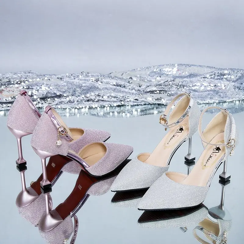 Neue Damen-High-Heels für Frühling und Sommer, feiner Absatz, vielseitig, spitze Zehenpartie, Feenstil, silberne Einzelschuhe für Damen.2025