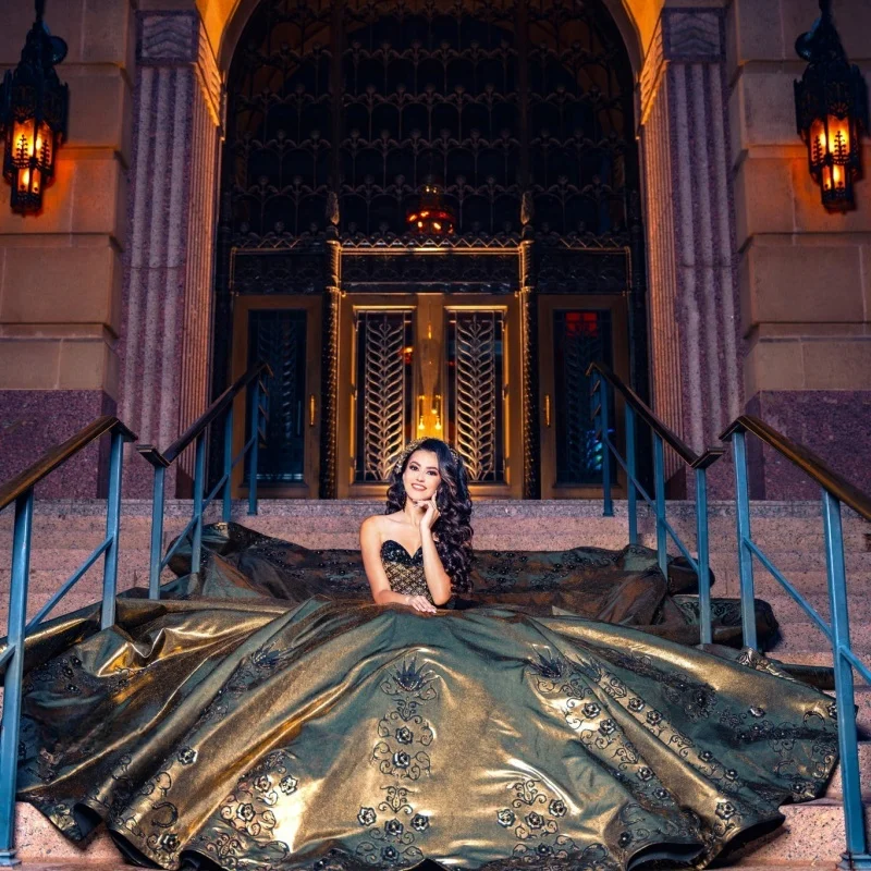 Maßgeschneidertes schulterfreies Quinceanera-Kleid in Olivfarbe, Tüll-Kristall, 3D-Blumen-Schicht-Applikation, Vestidos de 15 Quinceanera