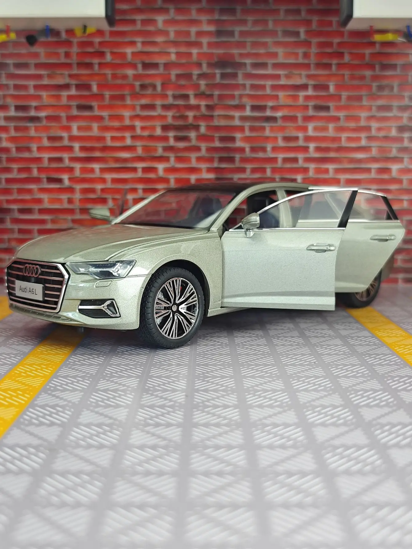 

1:24 A6L alloy car model 6 door opening sound and light steering boy toy car with rich details fine workmanship and good quality