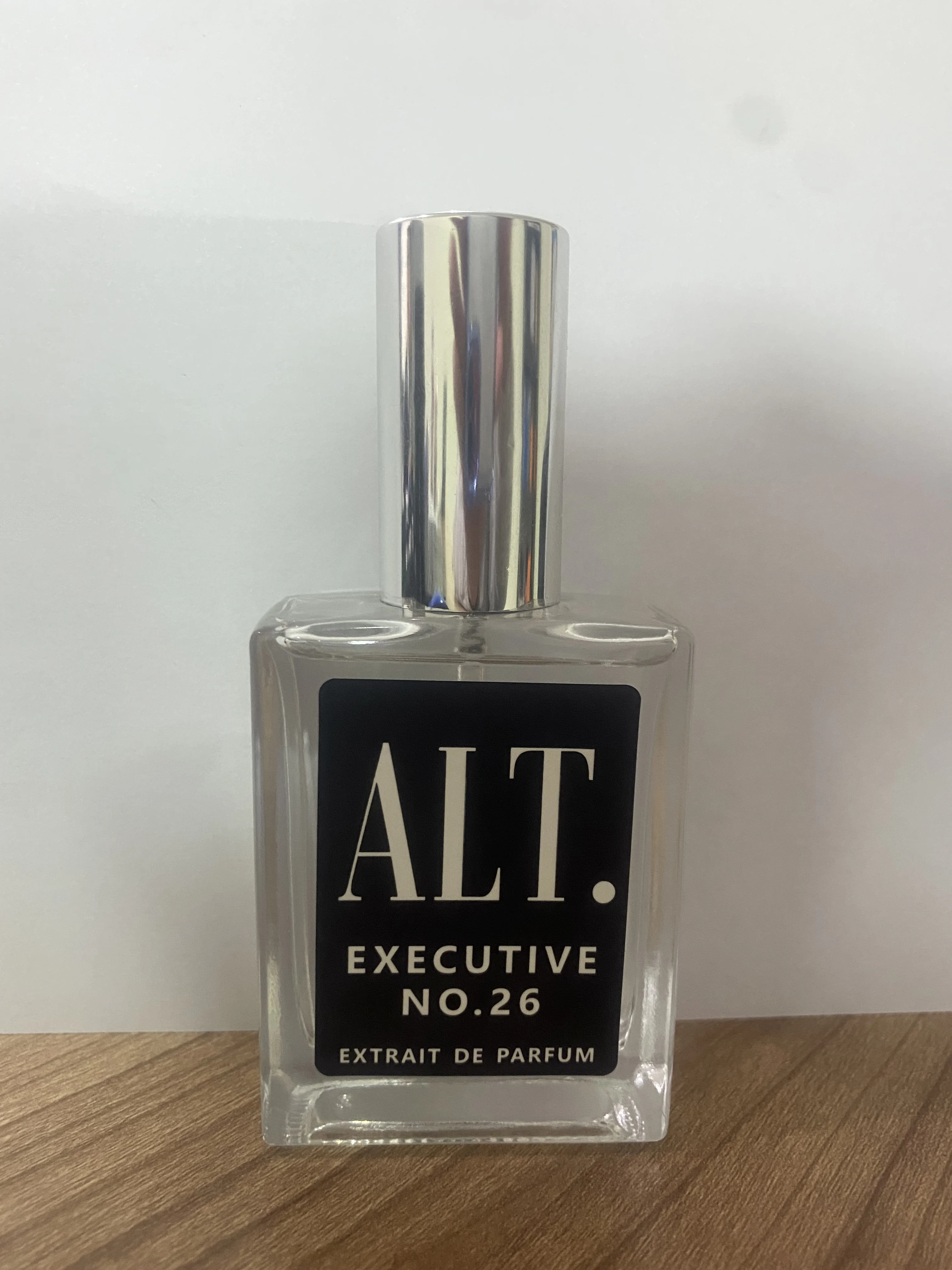 

ALT Executive No.26 Fragrance: Классический монохромный дизайн, изысканный аромат для мужчин
