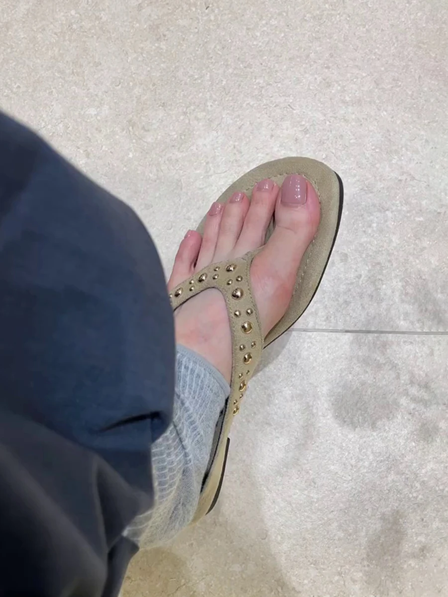 retro-leather-rivet-women's-flat-sandals-outdoor-beach-holiday-style-thong-slippers-low-heel-thick-bottom-daily-wear