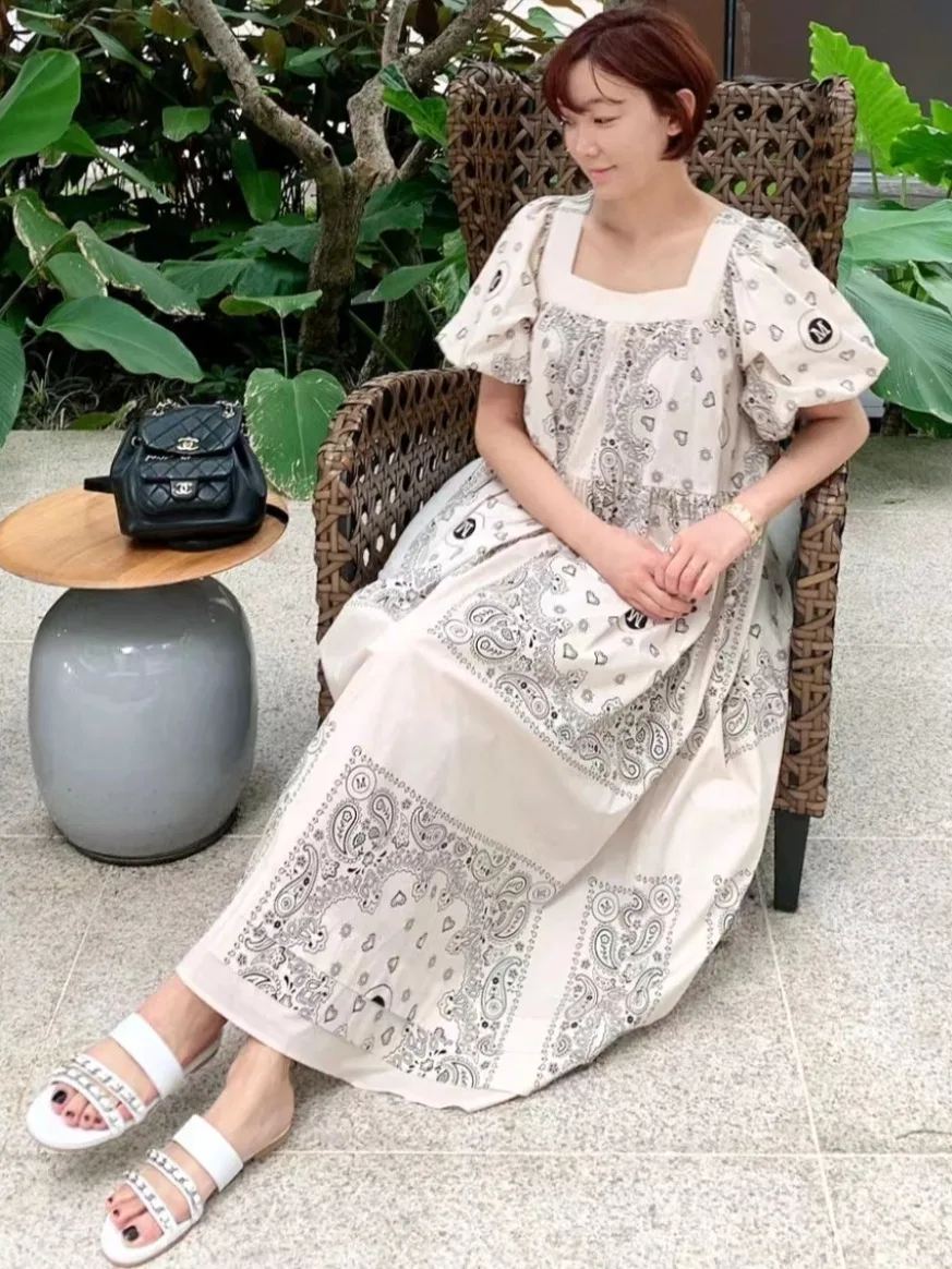 Długa letnia sukienka z kwadratowym dekoltem w stylu etnicznym, zwiewna spódnica, wakacyjny klimat, chińska marka, nadruk, rękaw dzwonek.