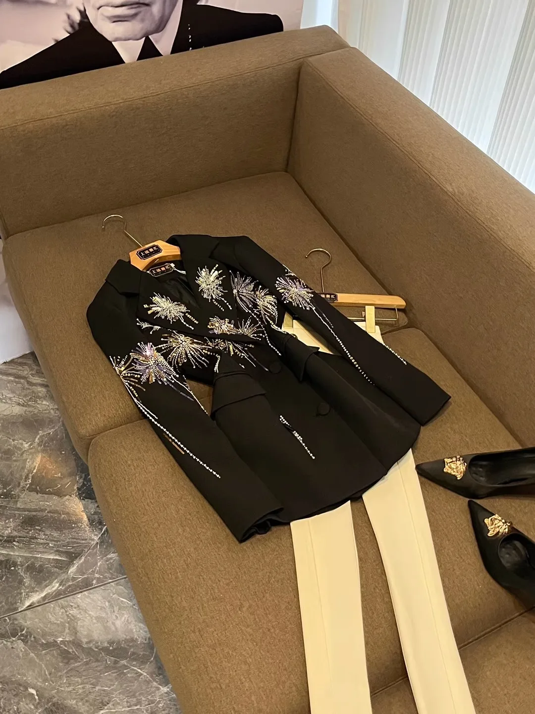 

Wide Tailored Bla Suit with Embroidered Gold Floral Waist-Cinching Spring 2026 New Women's Faion French Sle Office Wear