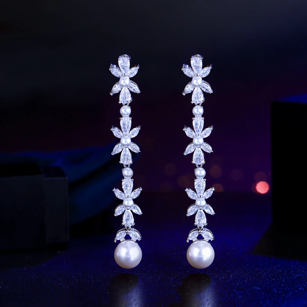 CWWZircons Glänzende weiße CZ-Silberfarbene lange hängende Perlen-Blumen-Blatt-Zirkonia-Ohrringe für Damen, Hochzeit, Großhandel E0916 – Detail 5