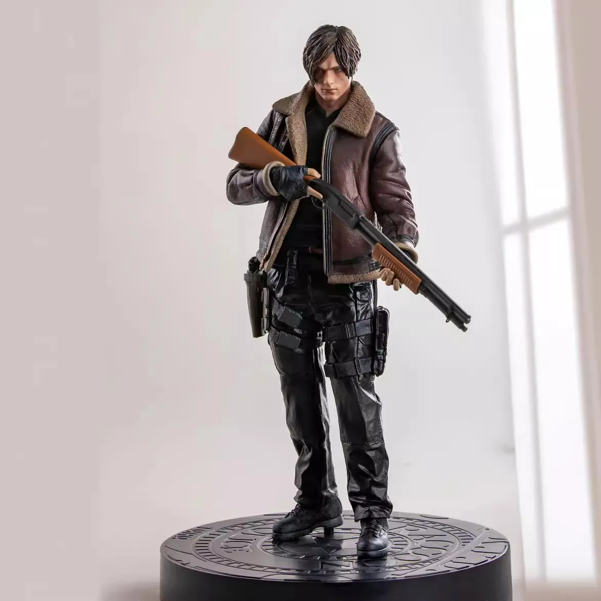 33cm Biohazard Leon S. Kennedy GK PVC Action Figure Biohazard Game Leon Anime Figure Statue Model Toys Collection Doll Gift