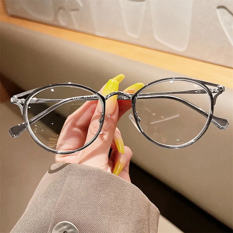 Blue Light Blocking Glasses Enhance The Delicate and Fashionable Appearance of The Face