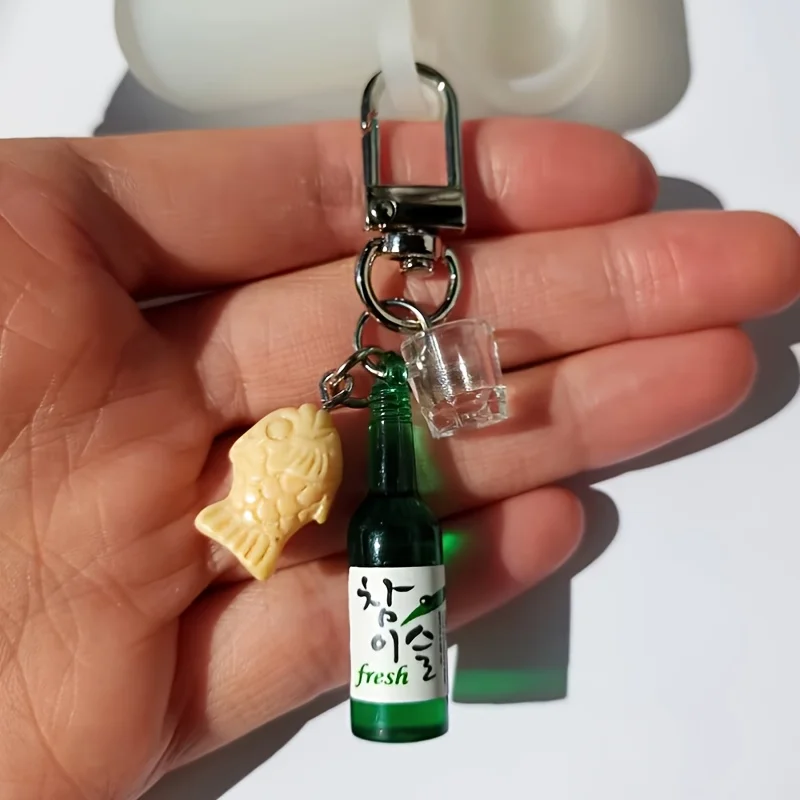 2 llaveros de resina con forma de botella de soju y vaso de chupito, con dije de pez, cierre de langosta, llavero decorativo para mujer, ideal para cumpleaños