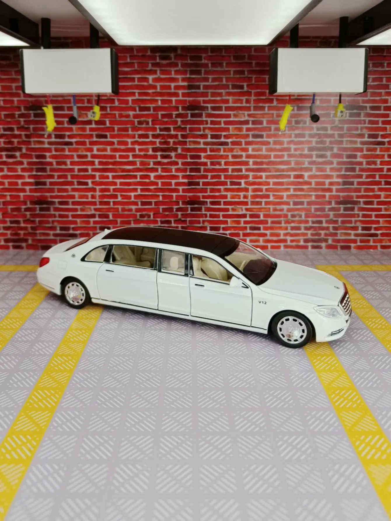 

Модель автомобиля Maybach S650 из сплава металлов в масштабе 1:32, двери и капот открываются, имитируются звуковые и световые эффекты.