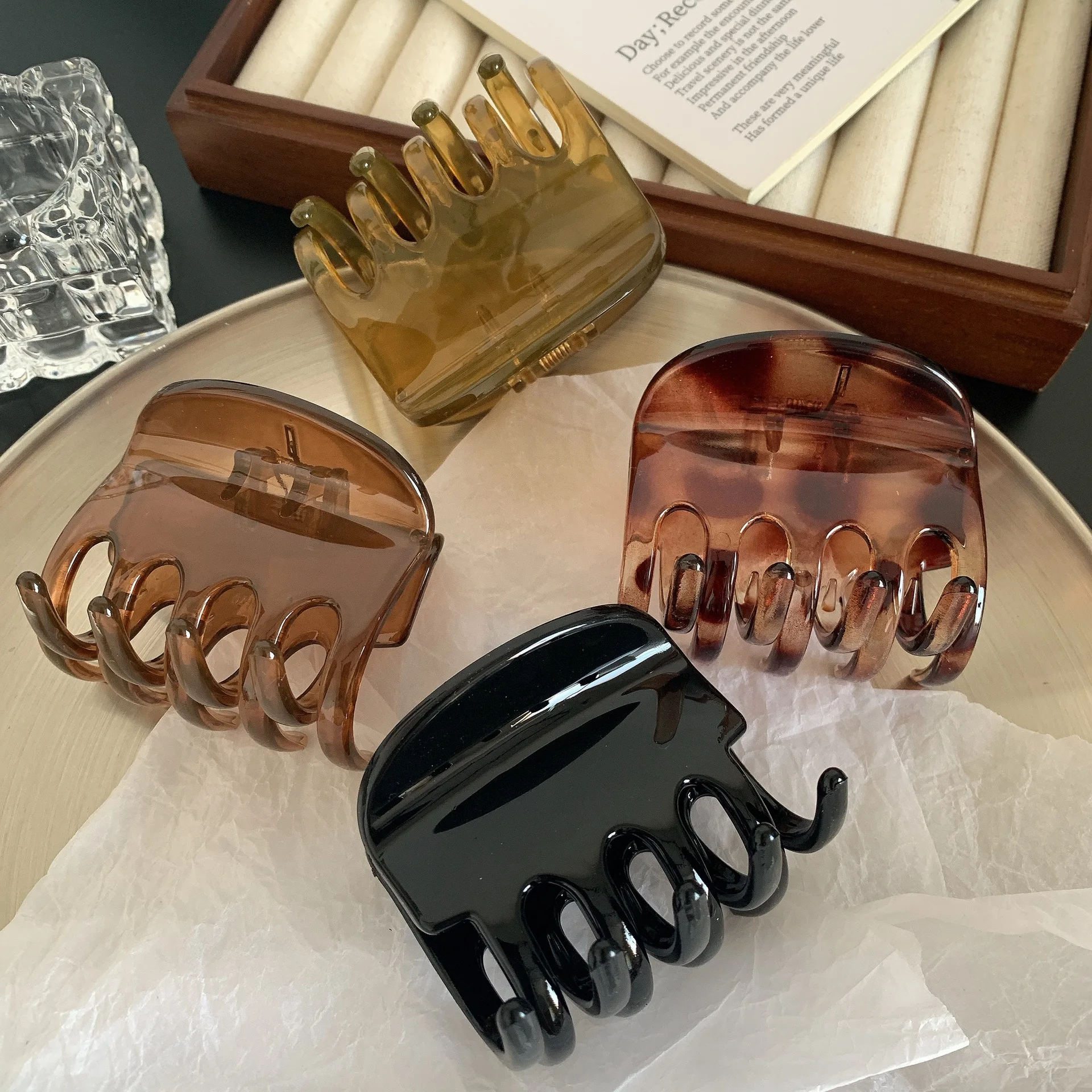 Women Elegant Medium Size Plastic Hair Claws Black Brown Wide Tooth Hair Clips Non-slip Ponytail Holder Korean Retro Crab Clamps
