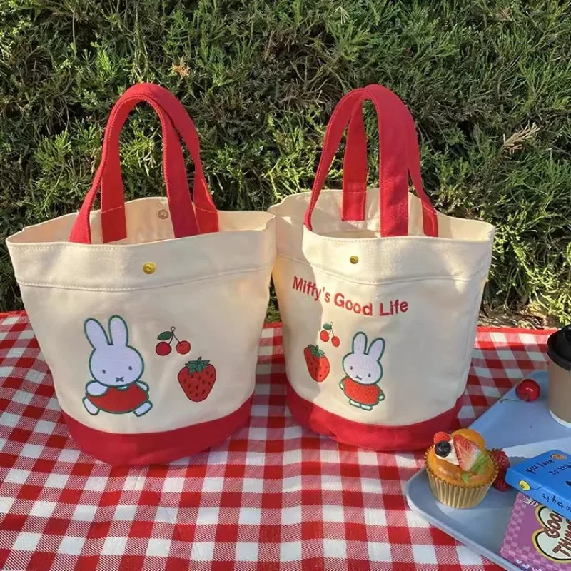 

Новая женская сумка-ведро Miffy Summer Strawberry 2024, портативная сумка для мамы большой вместимости, милая и универсальная сумка для завтрака
