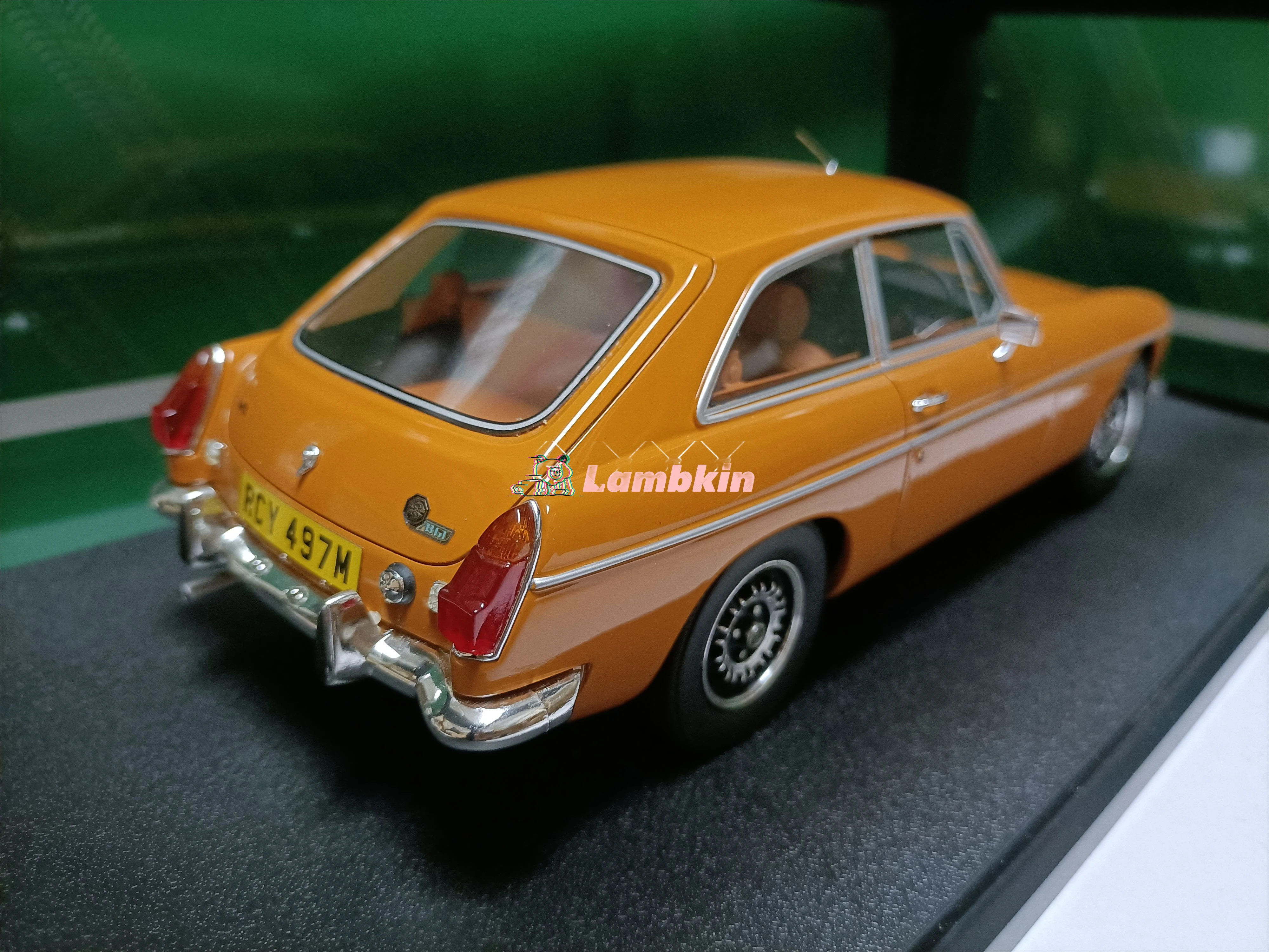 Cult-Voiture en résine à collectionner, Rover mg Coupé, Modèle MG B ightV8, Harvest Gold 1974 Orange, Cadeau ornemental, 1:18