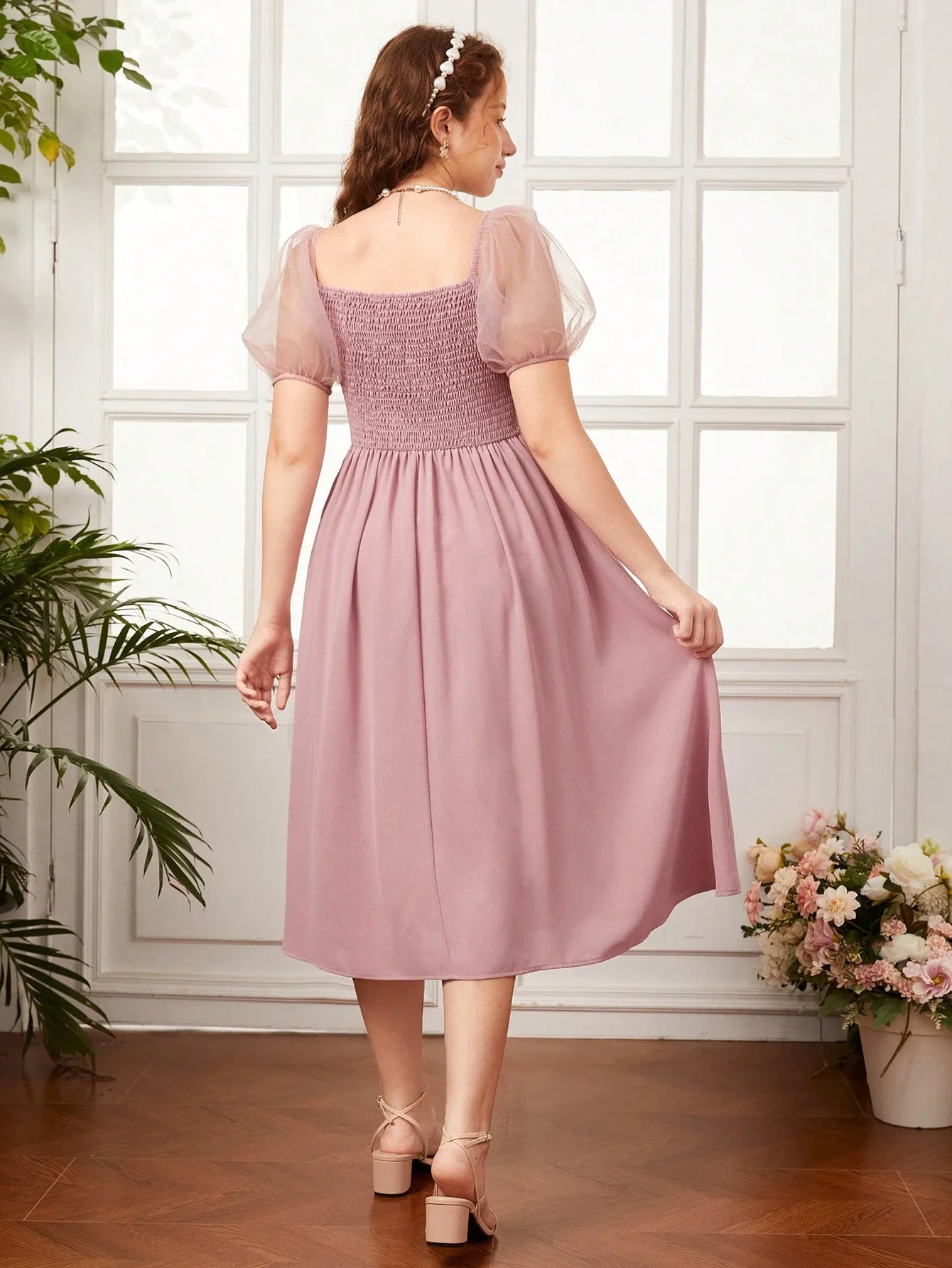 

Розовое миди-платье с драпированным лифом, пышными рукавами и сетчатыми вставками