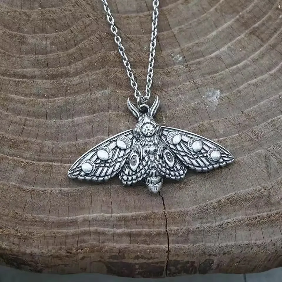 Exquisite Carving Ancient Silver Deathhead Moth Pendant Necklace for Women Men Gothic Punk Halloween Jewelry Accessories Gifts