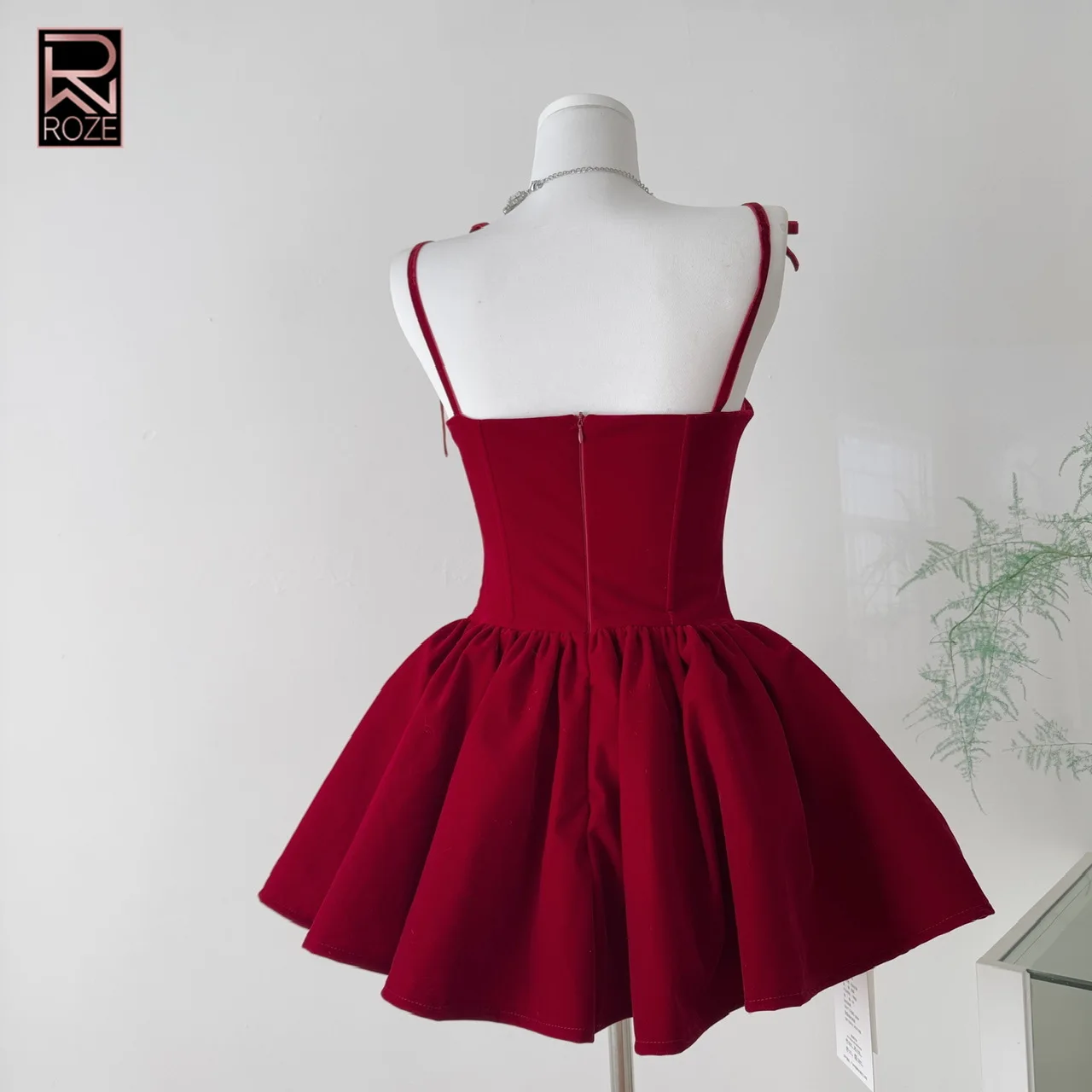 ROZE Factory Direct 2026 Modna Sukienka Mini w Kolorze Burgundowym z Wiązaniem na Ramiączkach - Gorset z Wycięciem w Kształcie Kokardy i Rozkloszowana Spódnica Damska na Imprezy, Wydarzenia i Specjalne Okazje