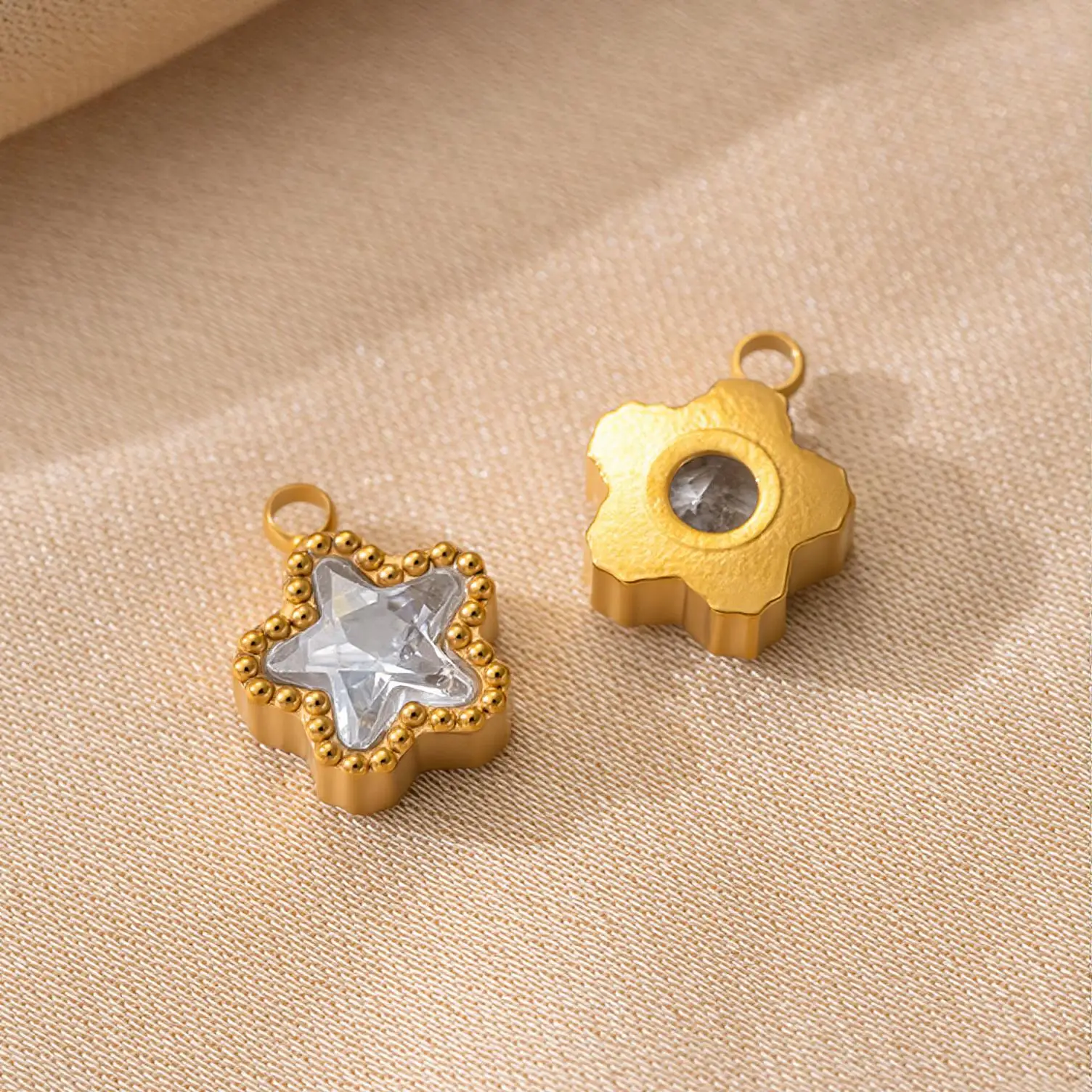 5 Stück Edelstahl-Anhänger mit winzigen, kristallklaren Zirkonia-Steinen in Herz-, Quadrat- und Tropfenform für Armbänder, Halsketten und Schmuckherstellung. – Detail 6