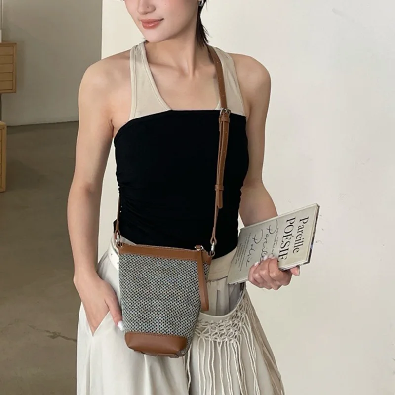 borsa-a-secchiello-intrecciata-retro-2026-nuova-borsa-a-tracolla-estiva-traspirante-in-tessuto-fly-woven-per-cellulare-borsa-leggera-da-pendolare