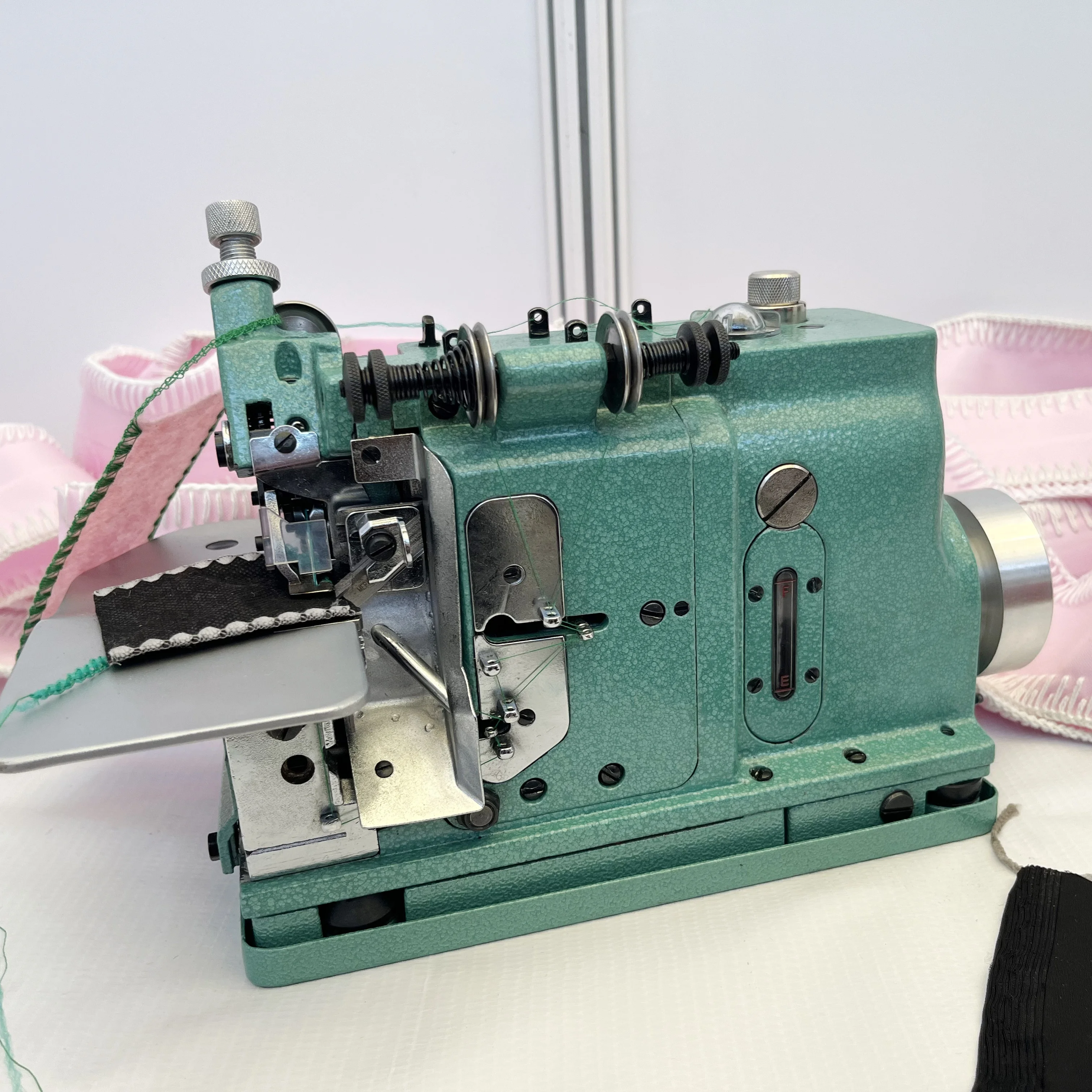 QK-30S hochwertige Merrows Industrial Shell Stitch Overlock Nähmaschine für Emblem Ende