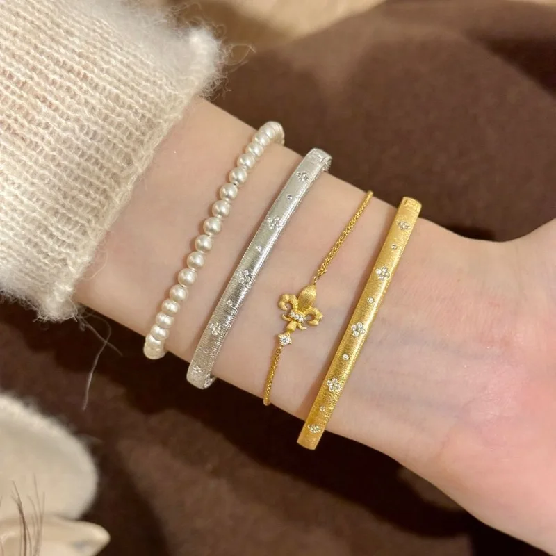 

Vintage matte brushed white flower bangles for women Beautiful and unique light luxury layered bangles wedding jewelry gift