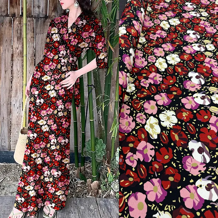 

Яркая красно-розовая ткань из шелкового стрейч-крепдешина с плотным цветочным принтом, материал из тутового шелка для платьев и блузок, ширина 140 см.