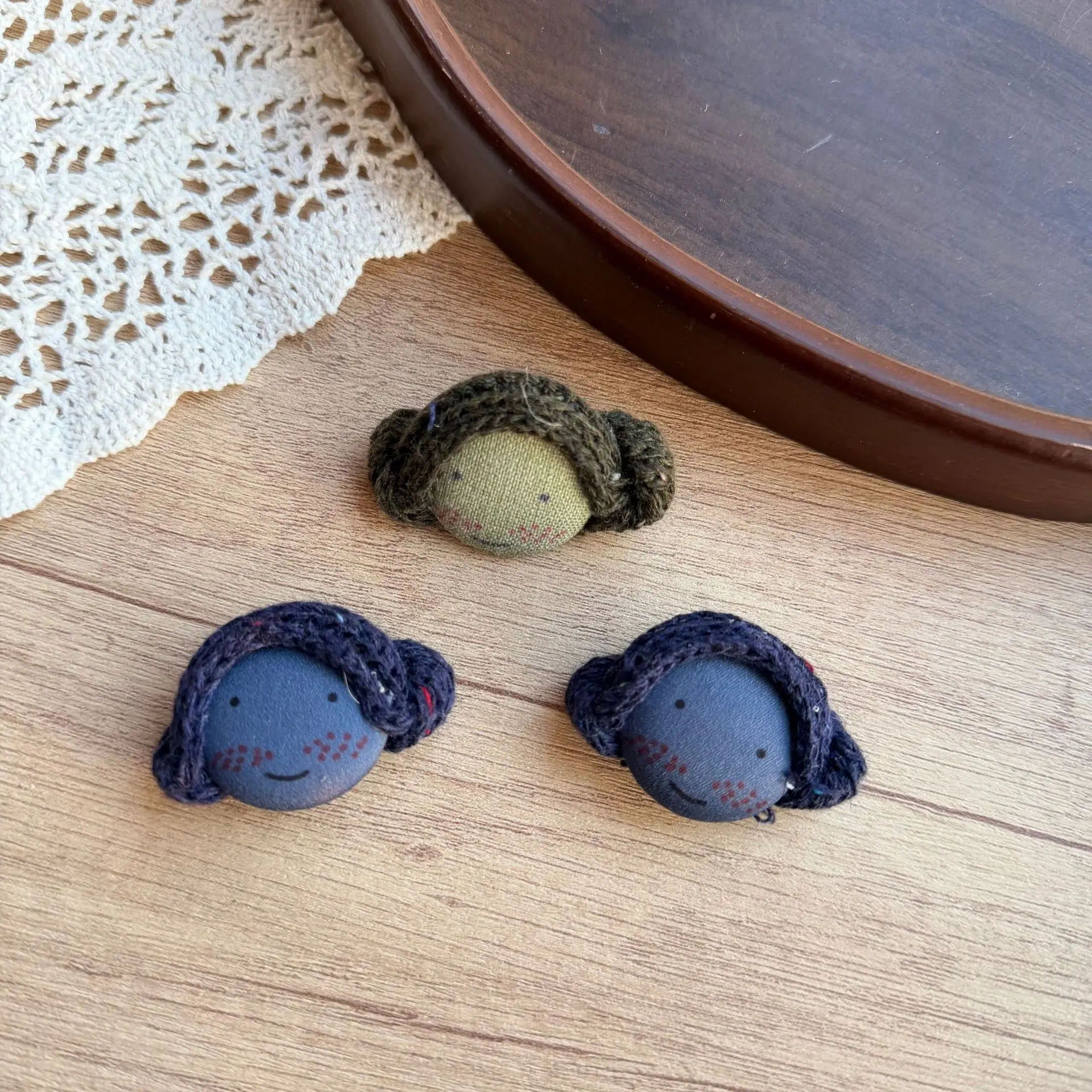 

Handmade Fabric Doll Head Brooch Pin for DIY Bag Clothing Embellishment Hair Clip Accessory Premium Cute