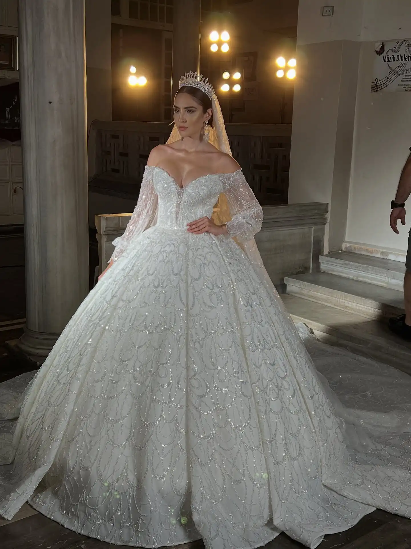 Princess Sparkly Wedding Dresses Ball Gown Illusion V Neck Long Sleeve Sequins Mariage Bridal Gowns Vestido De Noiva Customised