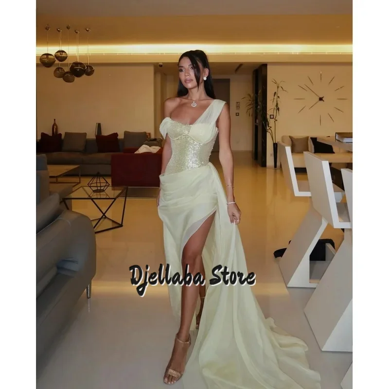 فستان حفلة موسيقية بكتف واحد مزين بالترتر الأصفر مخصص بفتحة جانبية بدون حمالات من قماش التفتا على شكل حرف a للسهرات الرسمية