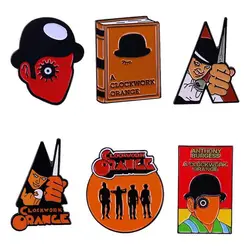 Horror Movie Clockwork Orange Badge Cartoon adolescente spilla uomo giacca di jeans zaino Pin accessori per gioielli all'ingrosso