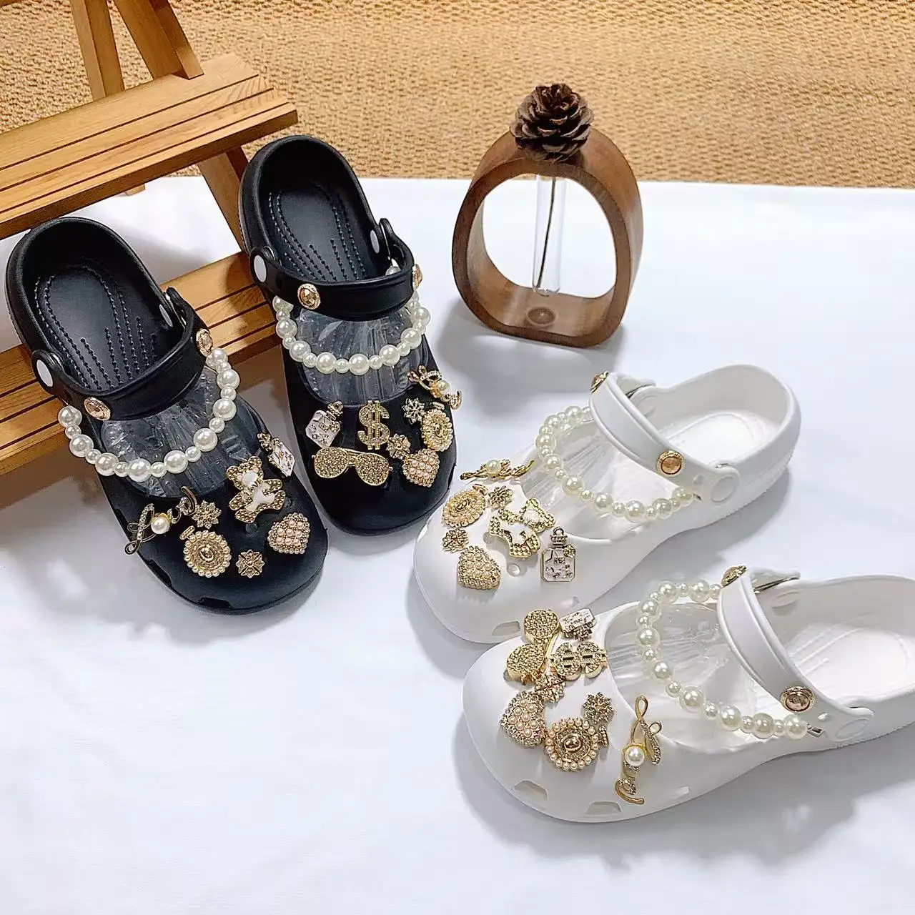 Zuecos para mujer, zapatos tipo «Mary Jane», zuecos de ballet con cadena de perlas, diseño de oso dorado, juego de adornos para zapatos con forma de frasco de perfume, sandalias de dedos cerrados, zapatillas cómodas de fácil calzado.