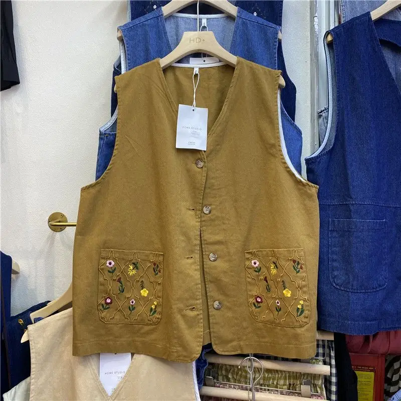 Women's 2026 Autumn New Korean Embroidered Utility Knit Vest Sleeveless Multi Pocket Casual Layering Outerwear Thick Warm Cozy