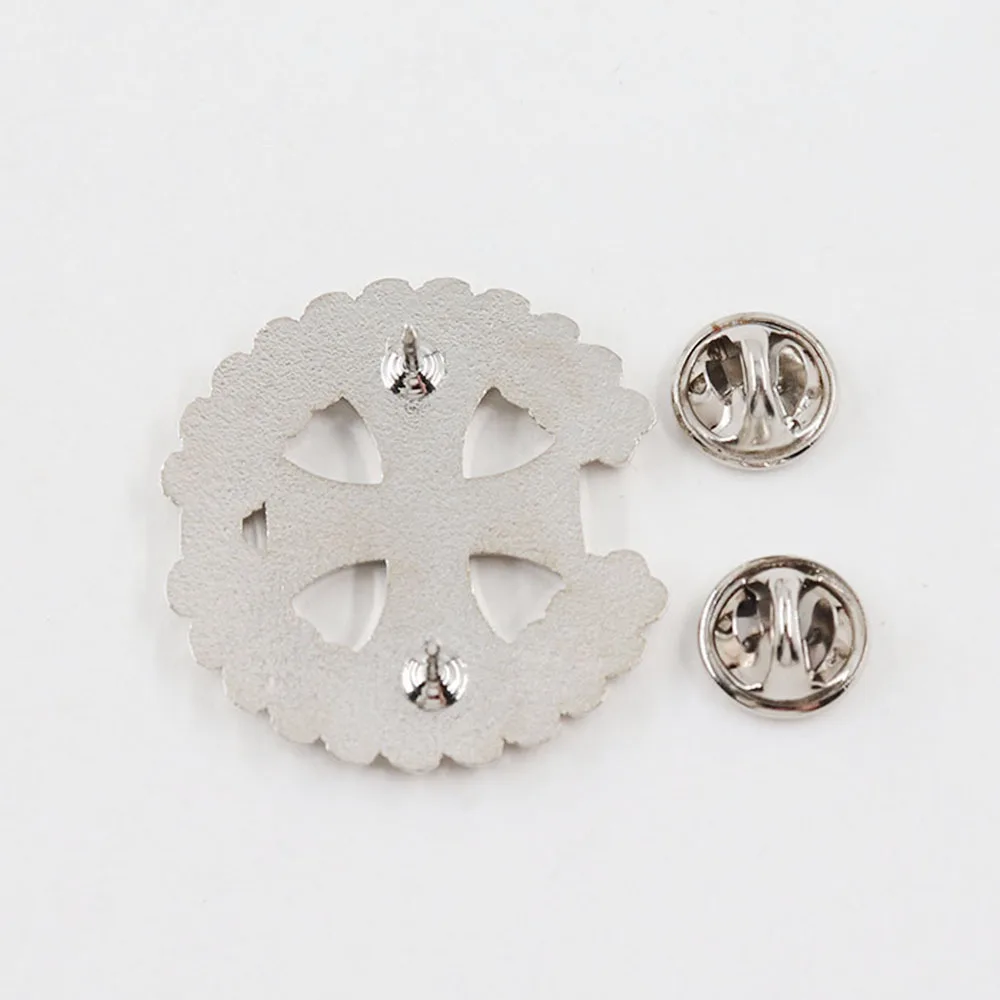 1pc Oak Wreath Brooch, Fashionable Hollow Metal Badge, Versatile Clothing Backpack Decoration