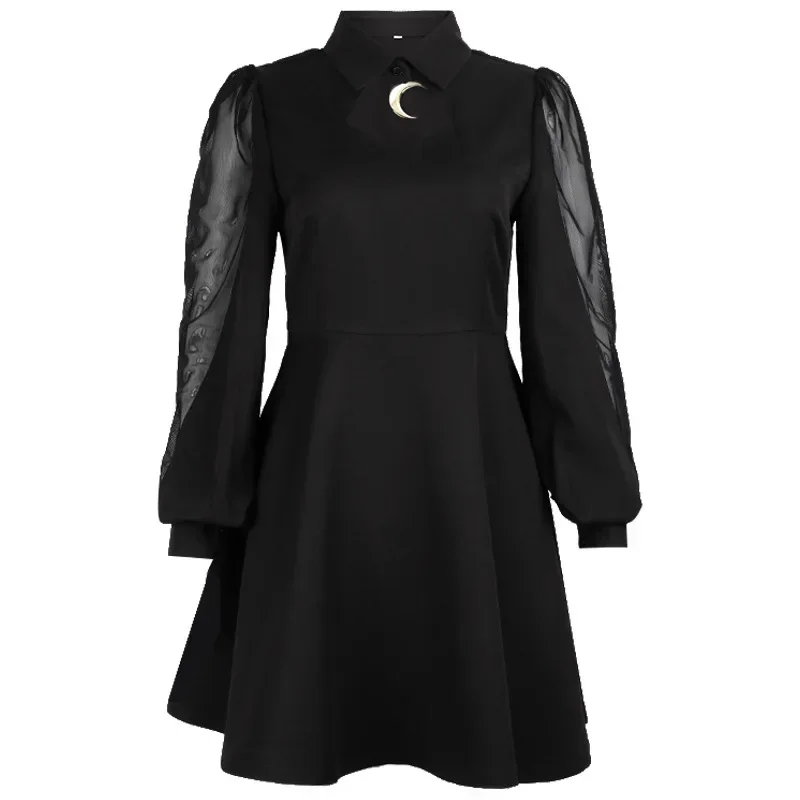 فستان نسائي أسود عتيق على الطراز القوطي بأكمام شبكية مرقع وخصر عالٍ على شكل حرف A مع تفاصيل قلادة على شكل قمر