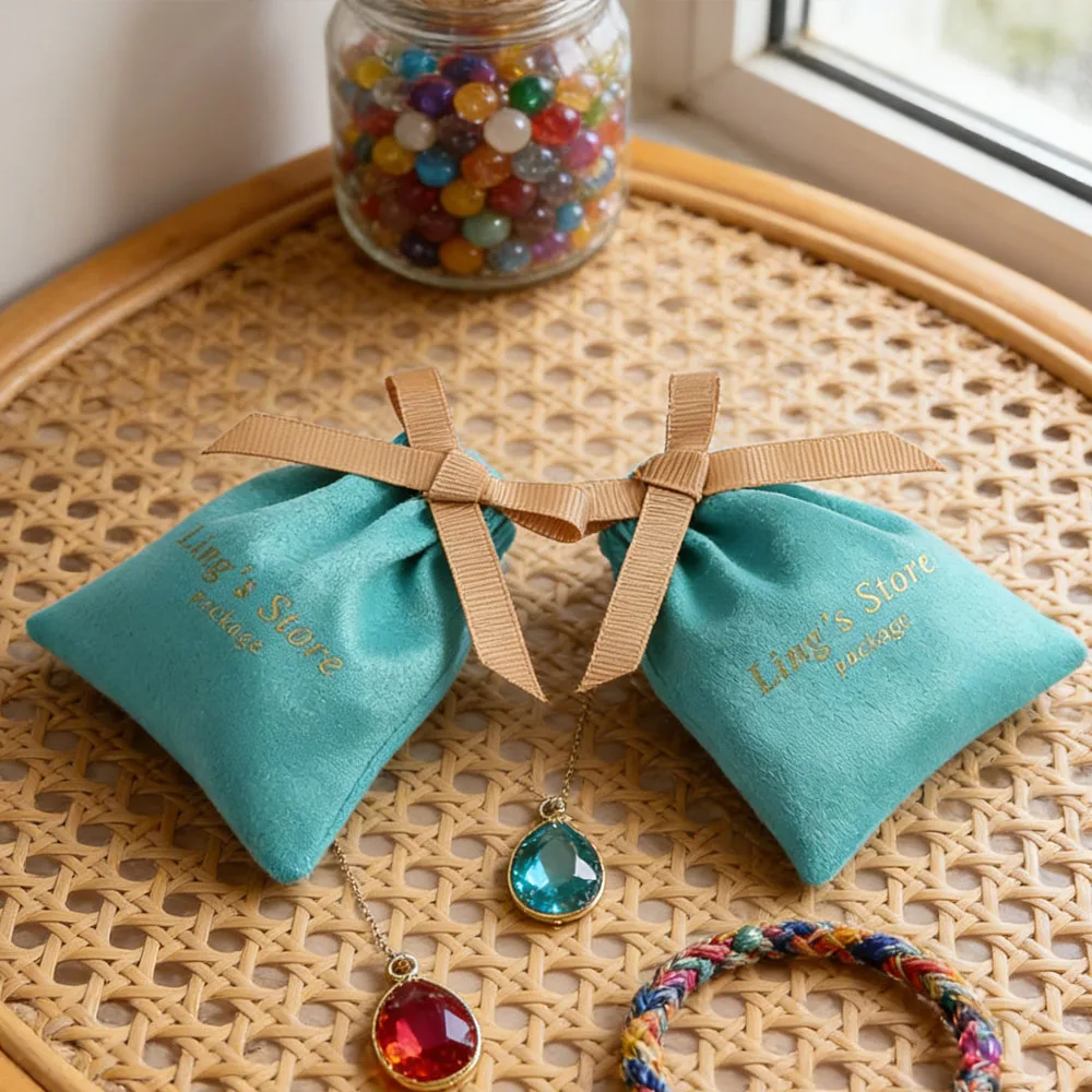 

50 шт. персонализированных бирюзово-зеленых фланелевых мешочков для украшений с логотипом, на завязках, из вельвета и замши, для упаковки серег, колец, браслетов