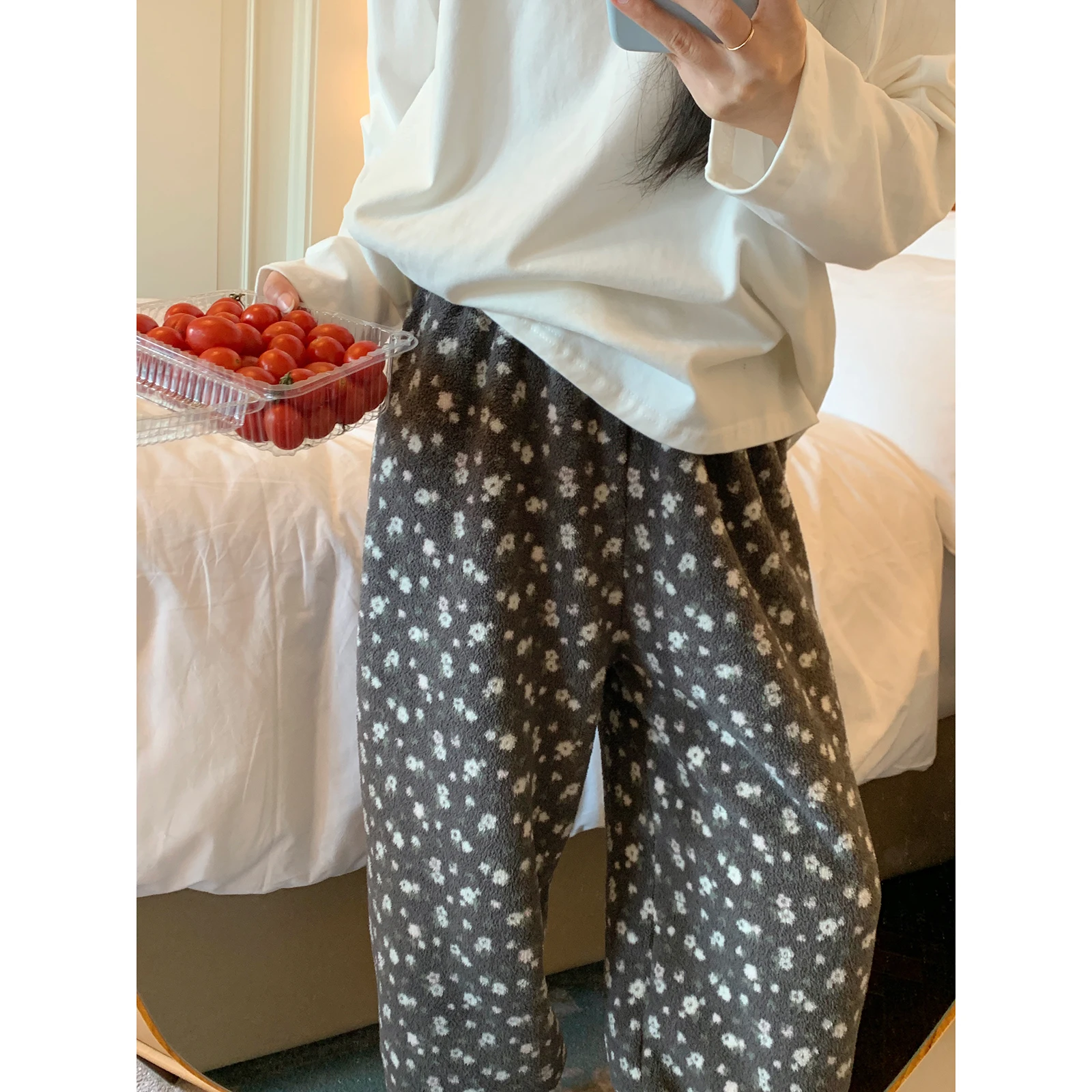 

Женские флисовые брюки с цветочным принтом 2026: утепленные, теплые, из флиса, можно носить как домашние, так и уличные штаны