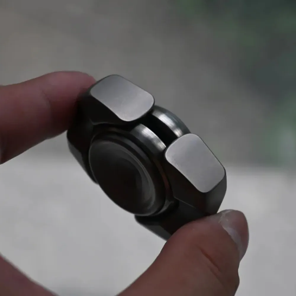 Blacktopworks Mud Fidget Spinner Zwei-Blatt-Fidget-Spinner, Handhabungsgefühl, Anti-Stress-Fidgeting-Spinner für Erwachsene