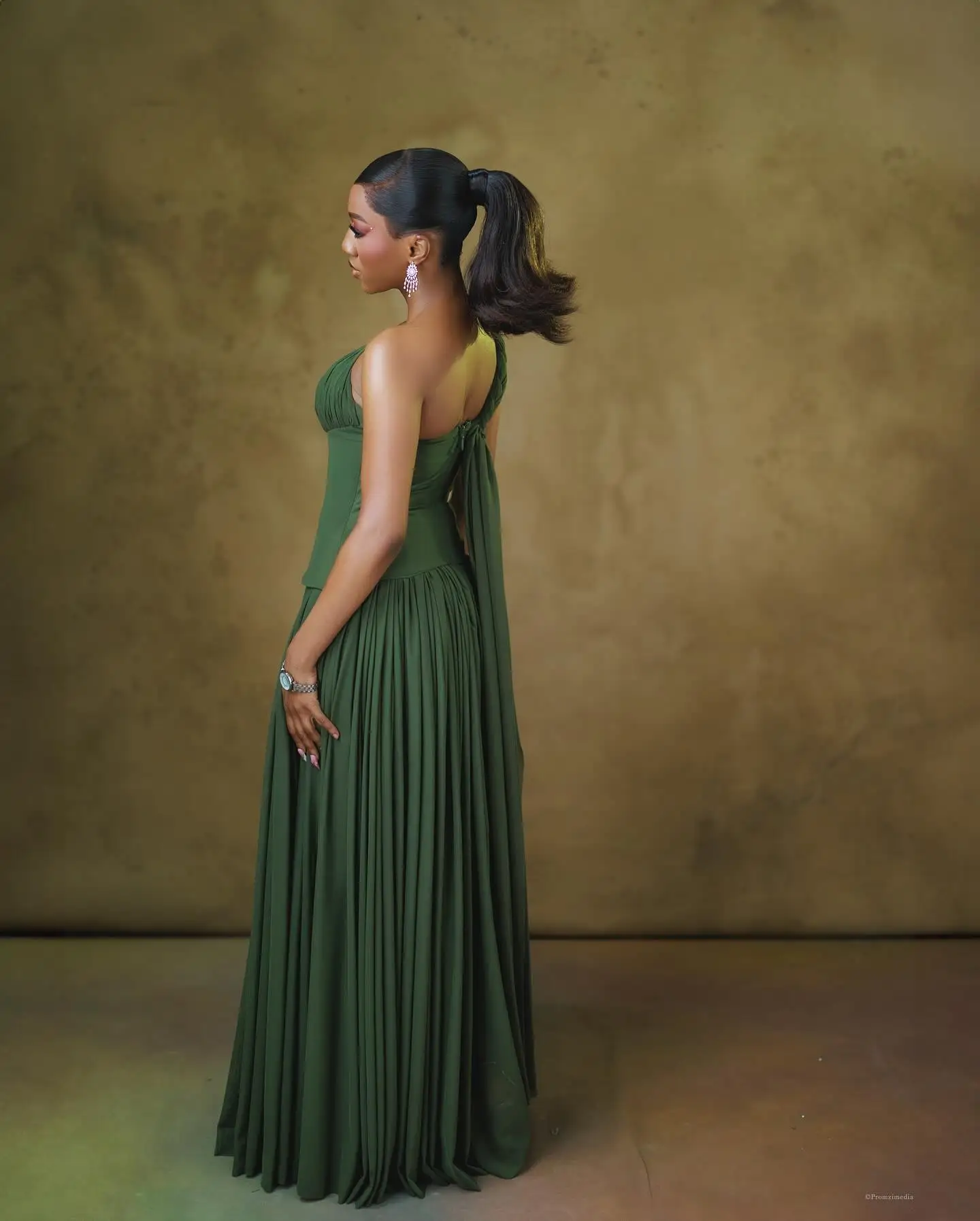 فستان أنيق بكتف واحد طويل أخضر للحفلات الراقصة بالإضافة إلى حجم ثوب مسائي رسمي مطوي تنورة عالية الخصر من الشيفون فستان كوكتيل ماكسي