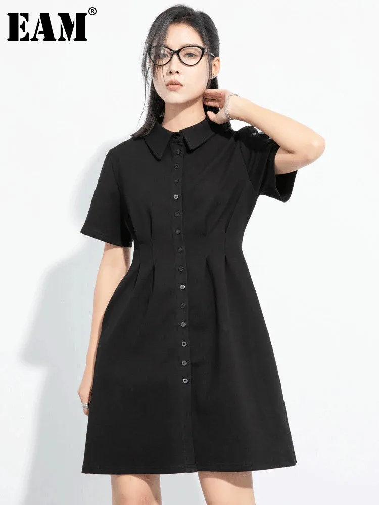 [EAM] Donna Nero Pieghettato Breve Elegante Mini Abito Camicia Nuovo Risvolto Manica Corta Moda Marea Primavera Estate 2024 1DH6087