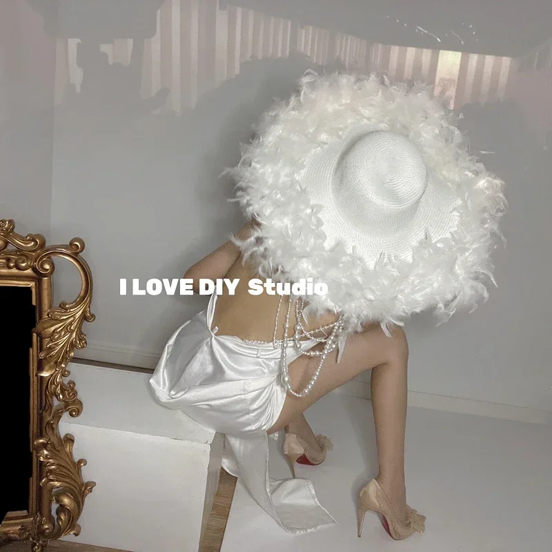 

European street photography retro elegant temperament luxury ostrich fur straw hat exaggerated white feather hat noblewoman gift