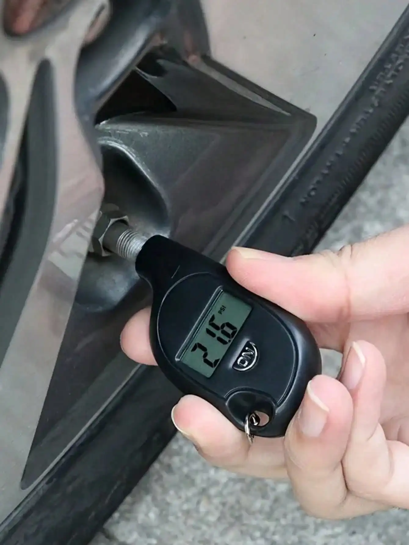 

Compact digital tire pressure gauge built with high precision detection function, portable keychain design easy to carry around. Reliable pressure monitoring tool safeguards driving safety, practical daily automotive maintenance accessory for vehicle