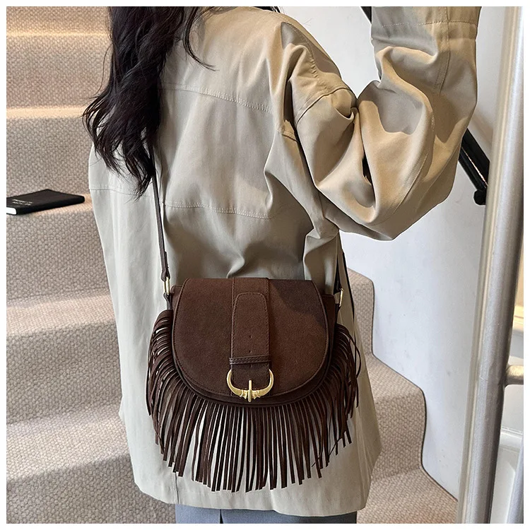 

Корейская версия, седельная сумка с бахромой в стиле ретро, матовая маленькая женская сумка, новинка 2025, модная модная сумка через плечо