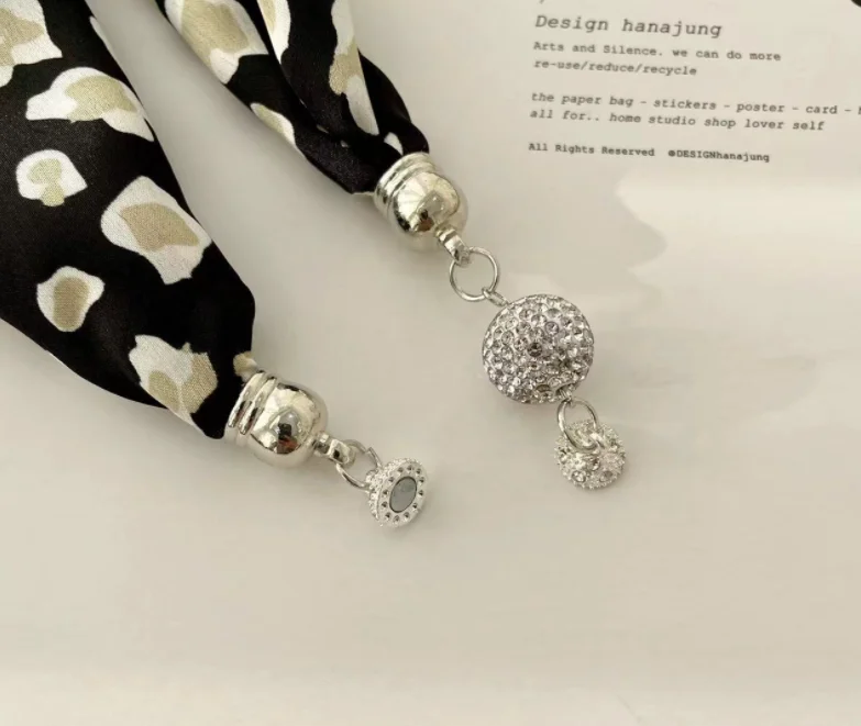 Versatile Scarf Magnetic Buckle Silk Scarf