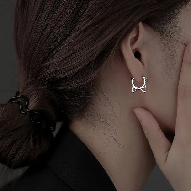 New Fashion Cute Cat Small Hoop Earrings For Women Hollow Ear Nail Tiny Huggies Female Charming Ear Piercing Accessories Jewelry