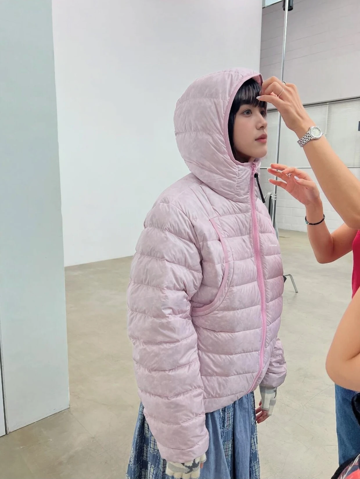 Różowa kurtka puchowa damska o luźnym kroju, stylizowana na amerykański retro, dla par, z kapturem, typu chleb, idealna do dojazdów do pracy, wiatroodporna, 90% biały puch.