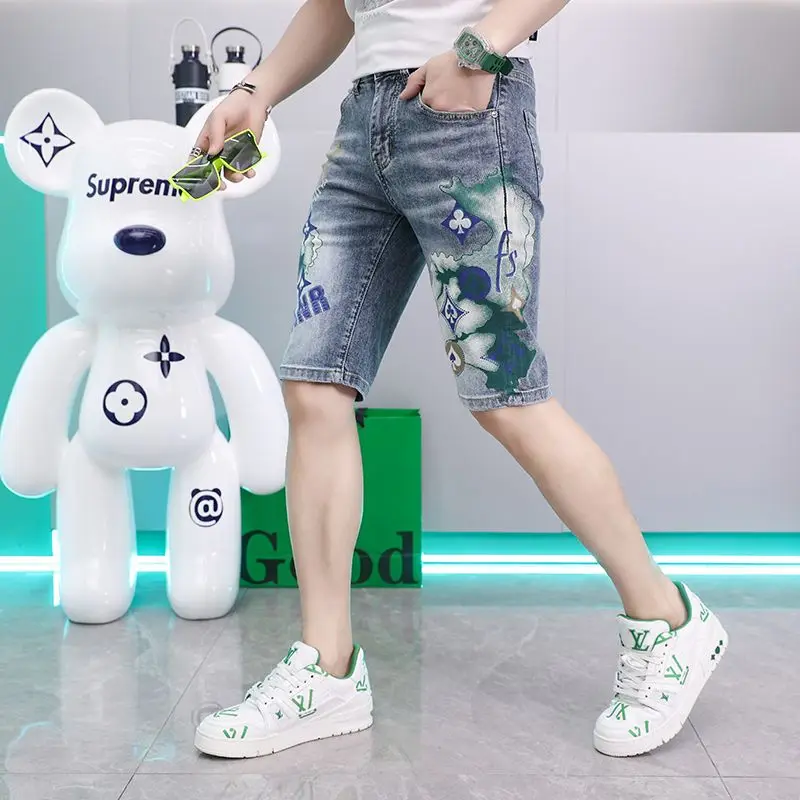 

Harajuku 2025, корейские модные мужские роскошные брендовые джинсы, трендовые летние облегающие повседневные рабочие короткие джинсы средней длины с принтом, мужские брюки