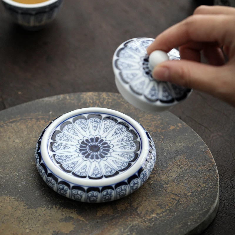 Roll grass pattern blue and white finger lid pot lid holder cup holder household kung fu set accessories tea glass tea ceremony