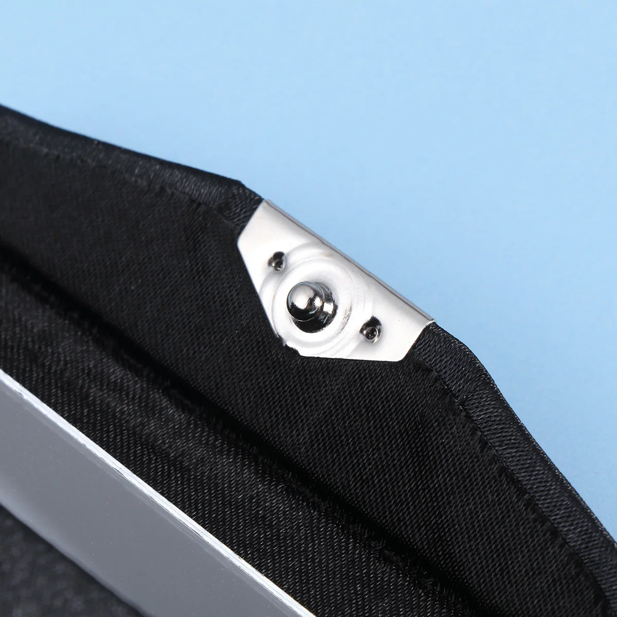 ミラー付きリップスティックケース コンパクト 耐衝撃 落下防止 メイクアップオーガナイザー 旅行用 エッセンシャルオイルローラー リップバーム収納 ブラック